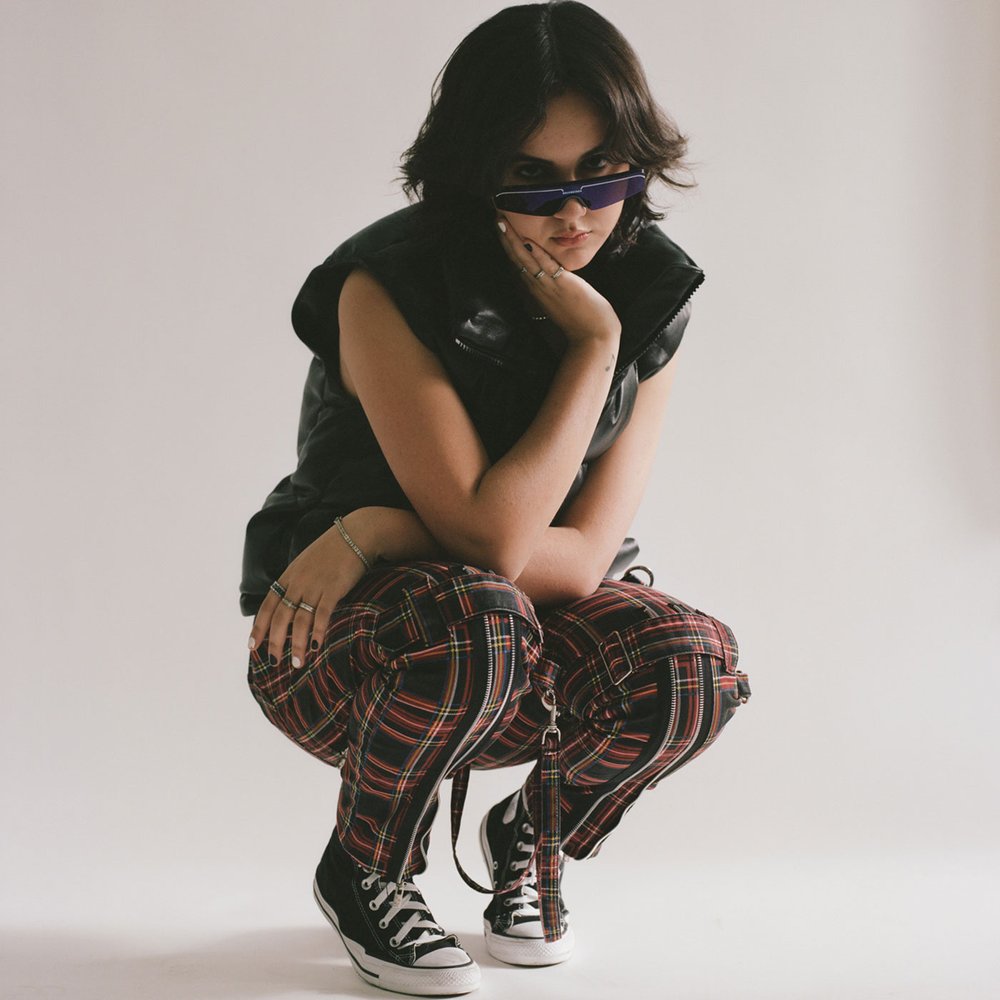 Deadbeat Girl – She Loves Me